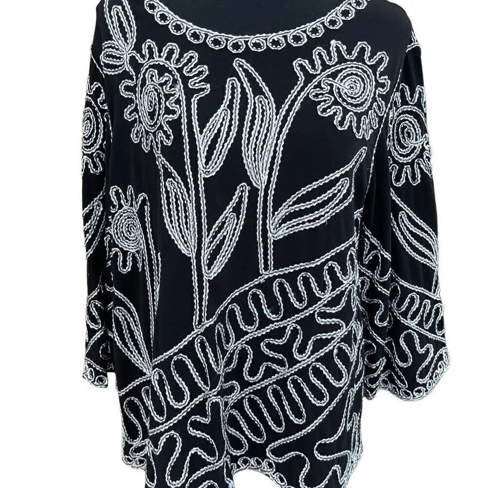 Saint Tropez West black top with silver/metallic soutache flower trim size 1X